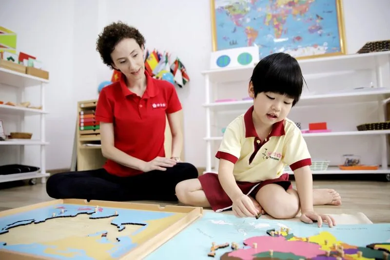 Trong Montessori, trẻ là trung tâm của hoạt động học, còn giáo viên là người hỗ trợ và định hướng.
